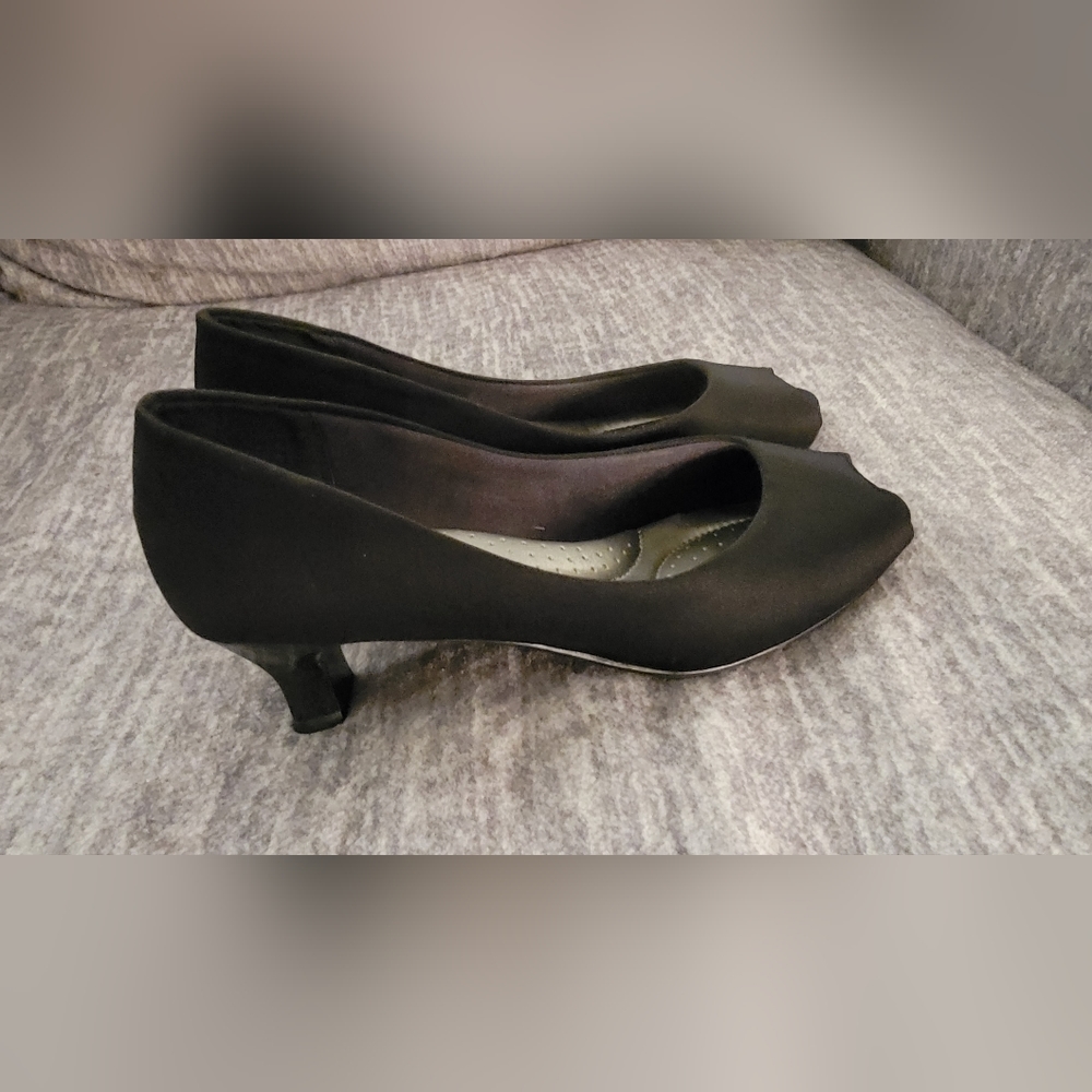 Low black kitten heels